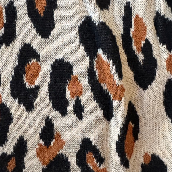 Ladies longsleeve pullover in cheetah print - Picture 4 of 11